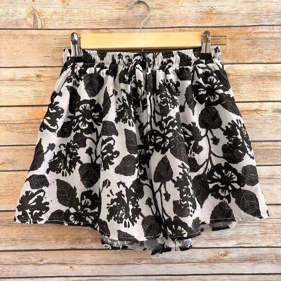 Who What Wear Pants - Who What Wear Shorts Women’s Size XS Black Pressed Floral Drawstring Waist NWT